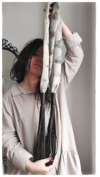 Image 4 of Collana artigianale in seta e pelle CONVERSO SCULTURA ft. Lucia Pascale - "Estatica" -