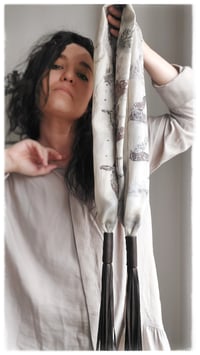 Image 5 of Collana artigianale in seta e pelle CONVERSO SCULTURA ft. Lucia Pascale - "Estatica" -