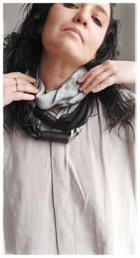 Image 20 of Collana artigianale in seta e pelle CONVERSO SCULTURA ft. Lucia Pascale - "Estatica" -