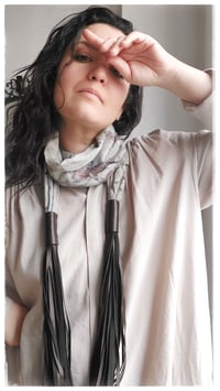 Image 19 of Collana artigianale in seta e pelle CONVERSO SCULTURA ft. Lucia Pascale - "Estatica" -