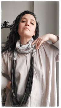 Image 18 of Collana artigianale in seta e pelle CONVERSO SCULTURA ft. Lucia Pascale - "Estatica" -