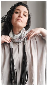 Image 15 of Collana artigianale in seta e pelle CONVERSO SCULTURA ft. Lucia Pascale - "Estatica" -