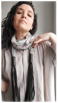 Image 11 of Collana artigianale in seta e pelle CONVERSO SCULTURA ft. Lucia Pascale - "Estatica" -