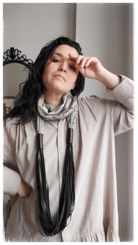 Image 21 of Collana artigianale in seta e pelle CONVERSO SCULTURA ft. Lucia Pascale - "Estatica" -
