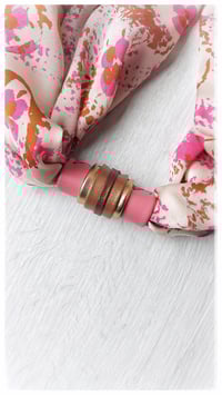 Image 7 of Collana artigianale in seta e pelle CONVERSO DUALISMO - "Bardot" 