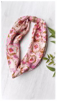 Image 11 of Collana artigianale in seta e pelle CONVERSO DUALISMO - "Bardot" 