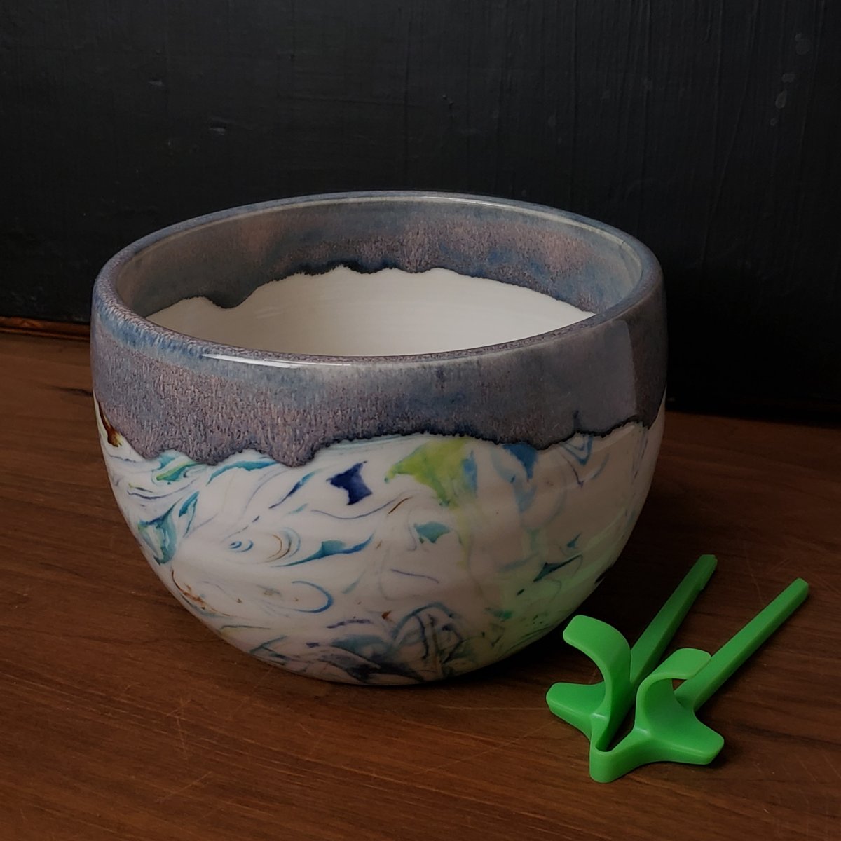 Image of 4 cup Marbled Snack Bowl with Snack Tongs 04202503