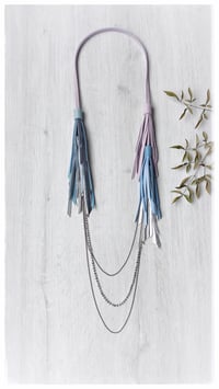 Image 2 of Collana in pelle artigianale NINFA CHAINS - Assolo 53/2025 - "Glicine"