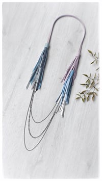 Image 1 of Collana in pelle artigianale NINFA CHAINS - Assolo 53/2025 - "Glicine"