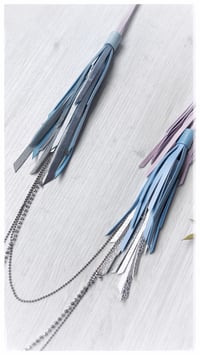 Image 9 of Collana in pelle artigianale NINFA CHAINS - Assolo 53/2025 - "Glicine"