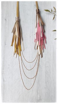 Image 8 of Collana in pelle artigianale NINFA CHAINS - Assolo 54/2025 - "India"