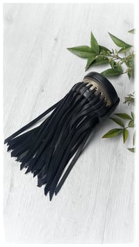 Image 3 of Bracciale bangle artigianale in pelle con frange - Assolo 55/2025 - "Oscar"