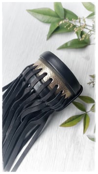 Image 2 of Bracciale bangle artigianale in pelle con frange - Assolo 55/2025 - "Oscar"