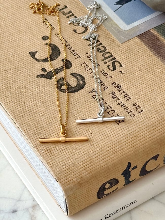 Small T-bar necklace gold