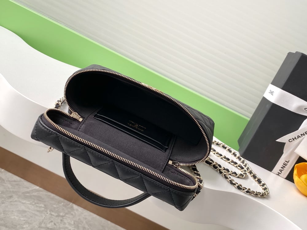 CC Top Handle Heart Logo