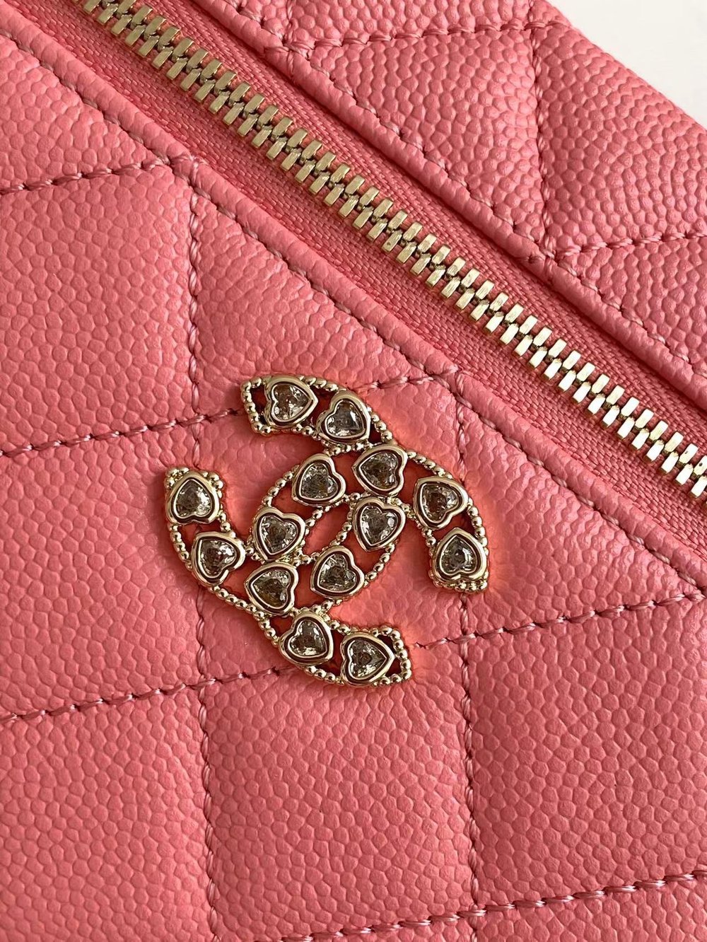 CC Top Handle Heart Logo