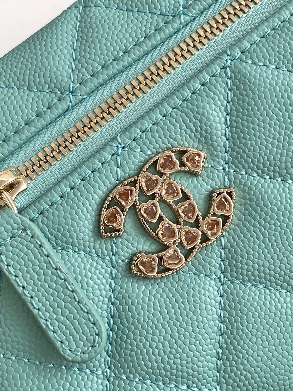 CC Top Handle Heart Logo