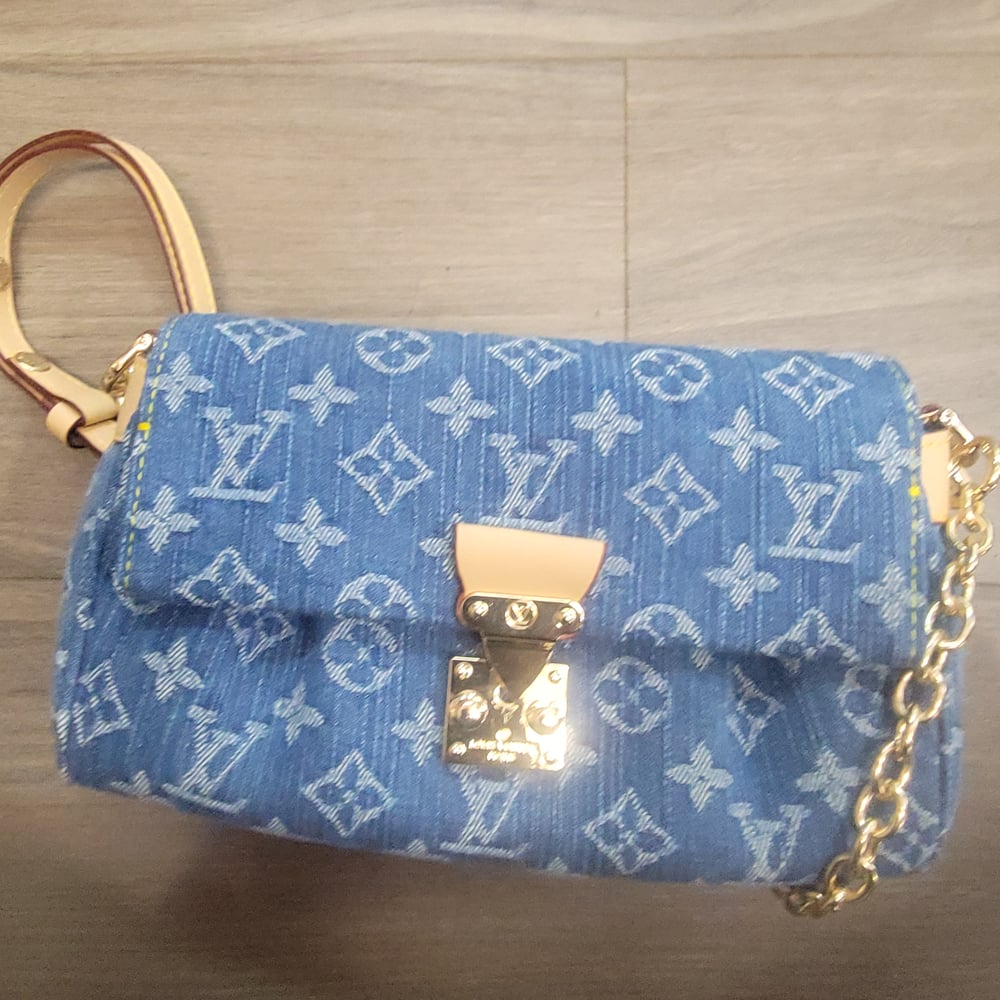 Image of Nancy Clutch 