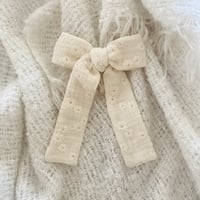 Longtail Daises Bow