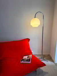 Image 3 of LÁMPARA DE PIE CROMADA CON GLOBO OPALINO, AÑOS 70