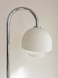 Image 7 of LÁMPARA DE PIE CROMADA CON GLOBO OPALINO, AÑOS 70