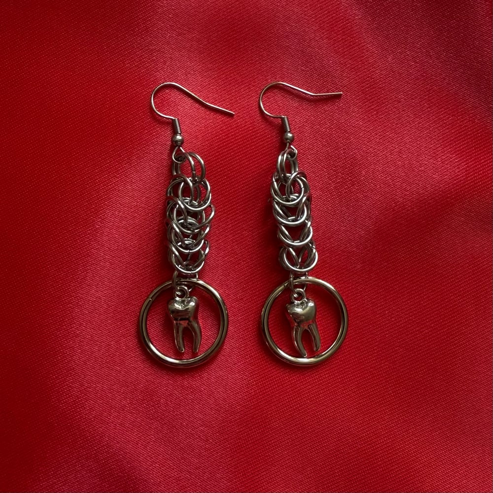 Image of box chain teeth earrings 