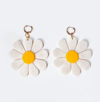 Image 1 of Daisy
