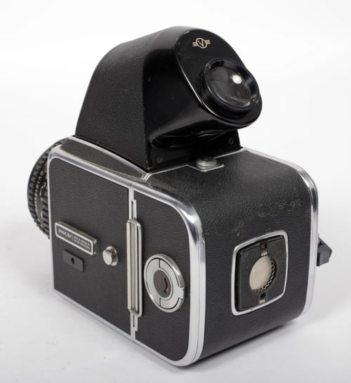 Image of Hasselblad 500C/M camera w/ T* Planar 80mm F2.8 C lens + A12 Back + NC2 Prism #0101
