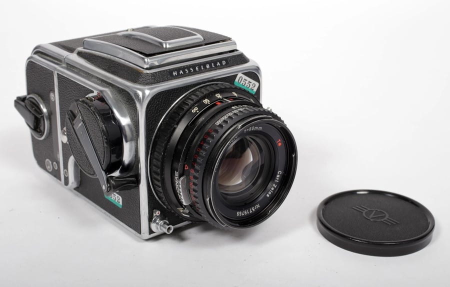 Image of Hasselblad 500C/M camera w/ T* Planar 80mm F2.8 C lens + A12 Back + WLF #0552