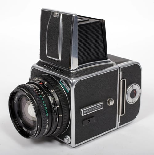 Image of Hasselblad 500C/M camera w/ T* Planar 80mm F2.8 C lens + A12 Back + WLF #0552