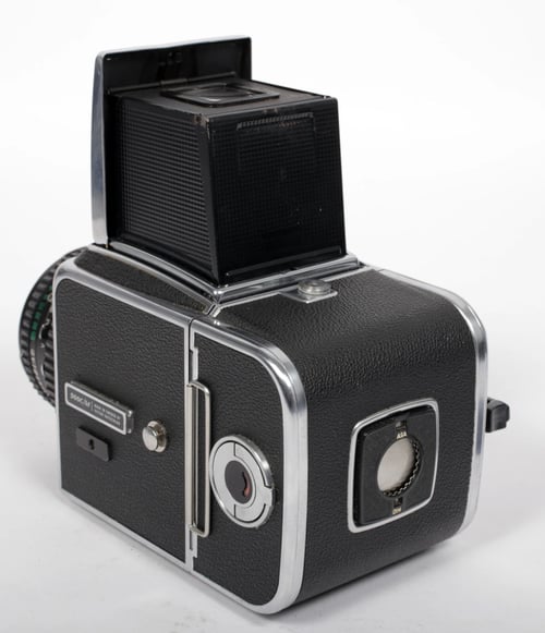 Image of Hasselblad 500C/M camera w/ T* Planar 80mm F2.8 C lens + A12 Back + WLF #0552