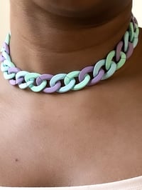 Image 2 of Matte Curb Chain Choker in Peacock