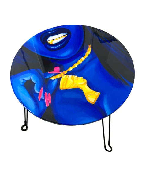 Image of Irtyu Showoff (Round Accent Table)
