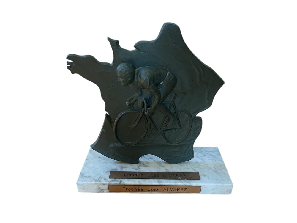Trophée José Alvarez en régule "Coureur du Tour''. Signé Limousin. Dim. 30 x 30 cm.