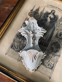Image 2 of Crucifix bénitier en porcelaine de Paris