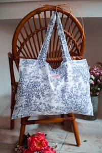 Image 3 of Tote bag [Toile de jouy bleu foncé]