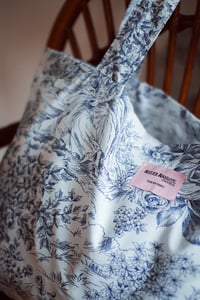 Image 10 of Tote bag [Toile de jouy bleu foncé]