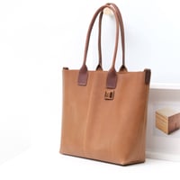 Image 4 of Large Tote in caramel
