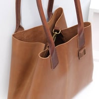 Image 6 of Large Tote in caramel