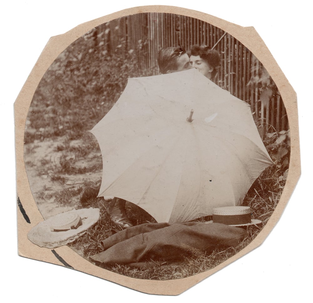 Image of Unknown: couple in love behind an umbrella, ca. 1910