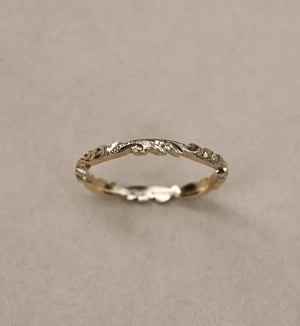 Image of 18ct gold 2.5mm floral carved ring
