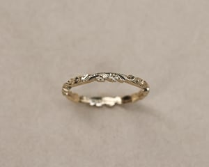 Image of 18ct gold 2.5mm floral carved ring