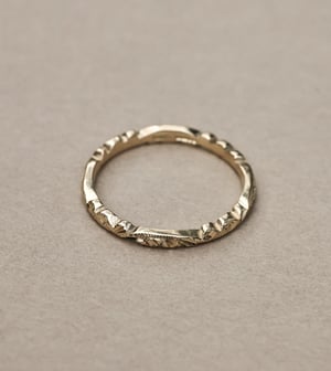 Image of 18ct gold 2.5mm floral carved ring