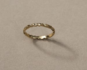 Image of 18ct gold 2.5mm floral carved ring