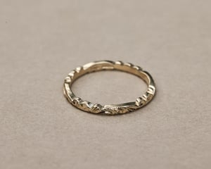 Image of 18ct gold 2.5mm floral carved ring