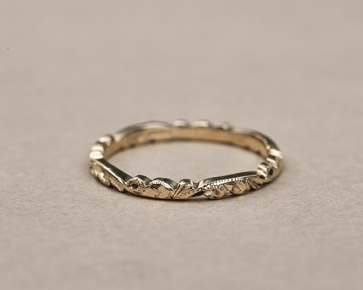 Image of 18ct gold 2.5mm floral carved ring