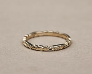Image of 18ct gold 2.5mm floral carved ring