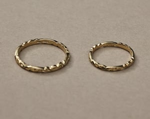 Image of 18ct gold 2.5mm floral carved ring