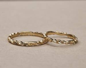 Image of 18ct gold 2.5mm floral carved ring