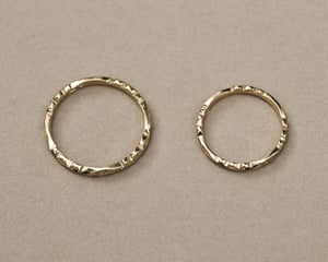Image of 18ct gold 2.5mm floral carved ring